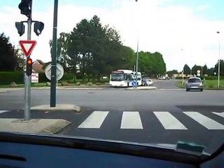 76 je tourne a gauche face a un poids lourd