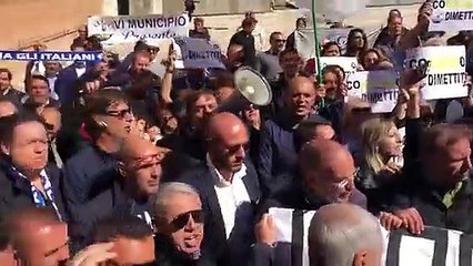 Salvini a Roma, i manifestanti: "Raggi dimettiti. Vogliamo elezioni" (04.10.19)