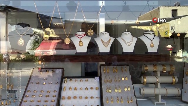 16 bin liralık bileziği çalıp kayıplara karıştı...Hırsızlık anı kamerada