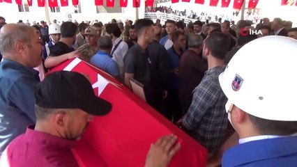 Askeri aracın devrilmesi sonucu şehit olan Jandarma Uzman Çavuş Bünyamin Dinç son yolculuğuna...