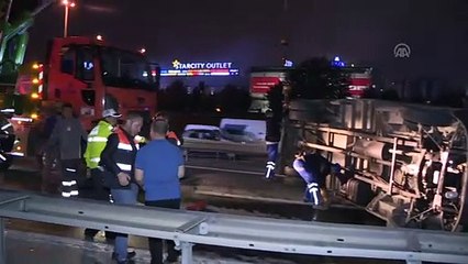 Bahçelievler'de devrilen kamyonet trafiği aksattı - İSTANBUL
