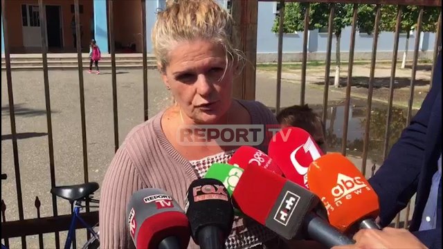 Report TV - Postribë/ Helmohen 22 nxënës pasi hanë ushqim në Fast-Foodin jashtë shkollës