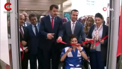 Yer. Sivas... Yılanlar protokolün boynuna dolandı