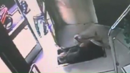 Brutal agresión a una anciana en su portal.