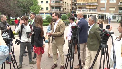 Espinosa de los Monteros atiende a los medios en Badajoz