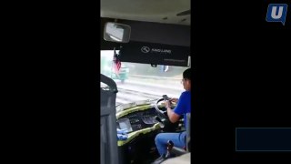 Pemandu bas main telefon pintar tular