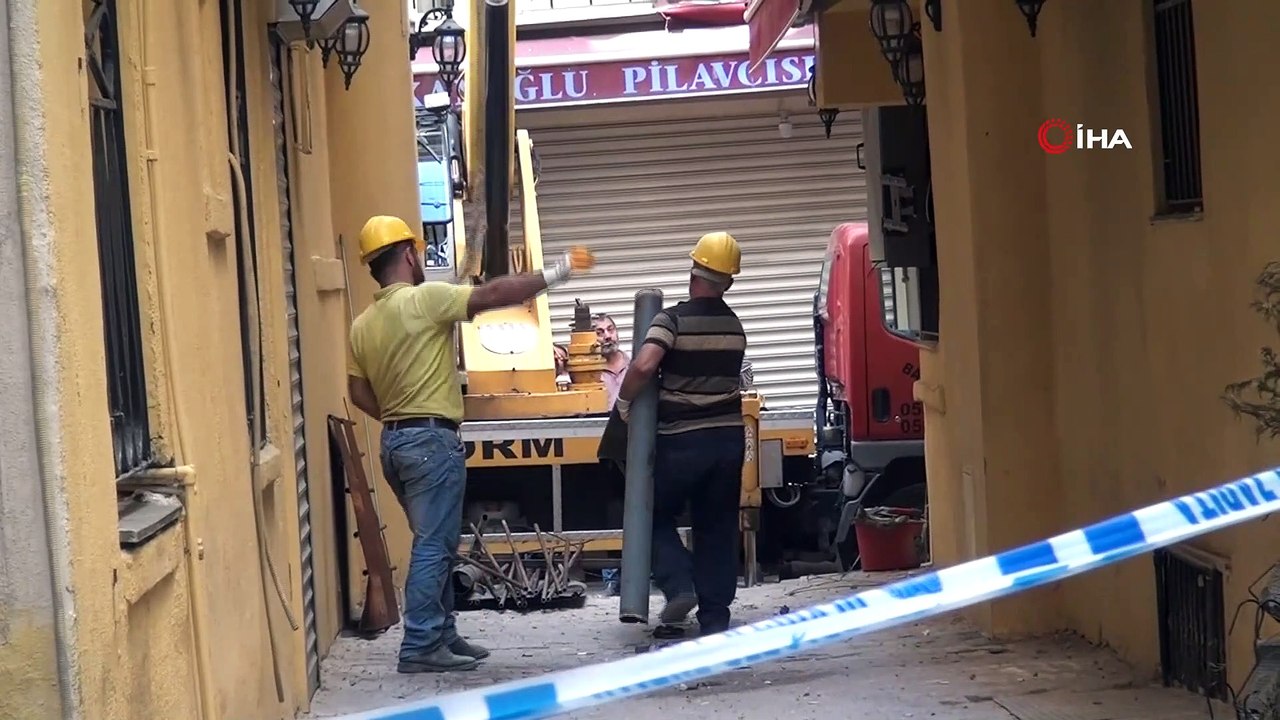Beyoğu'nda çökme riskiyle boşaltılan binanın yangın merdiveni söküldü