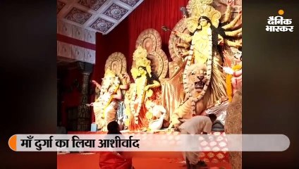 दुर्गा पूजा में पहुंचे नील नितिन मुकेश और काजोल