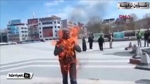 رجل تركي يشعل في نفسه النار أمام مبني محافظة ملاطية وسط تركيا