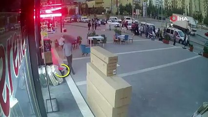 Biri etrafı gözetledi, biri çaldı; o anlar kamerada