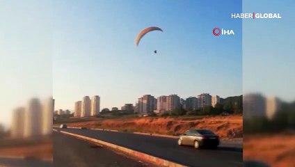 Kahramanmaraş'ta yola paraşütçü indi