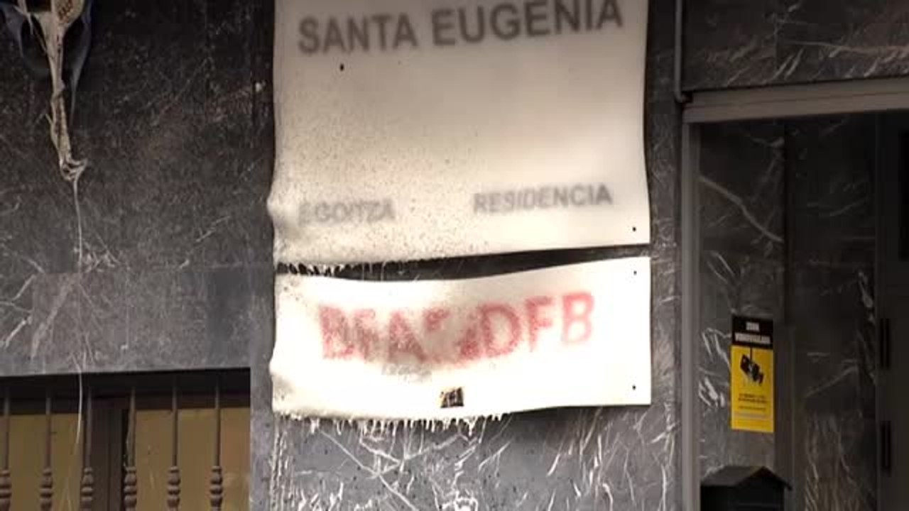 Un incendio en cuatro contenedores obliga al desalojo de una residencia en localidad vizcaína de Getxo