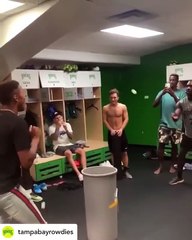 Un joueur tente de mettre une balle de ping-pong dans une poubelle