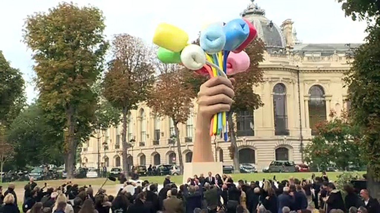 Paris ganha enorme ‘Buquê de tulipas’