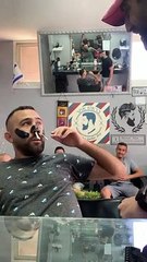 Il hurle en se faisant arracher les poils du nez !