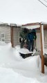 Ils plongent dans 2 mètres de neige devant leur maison