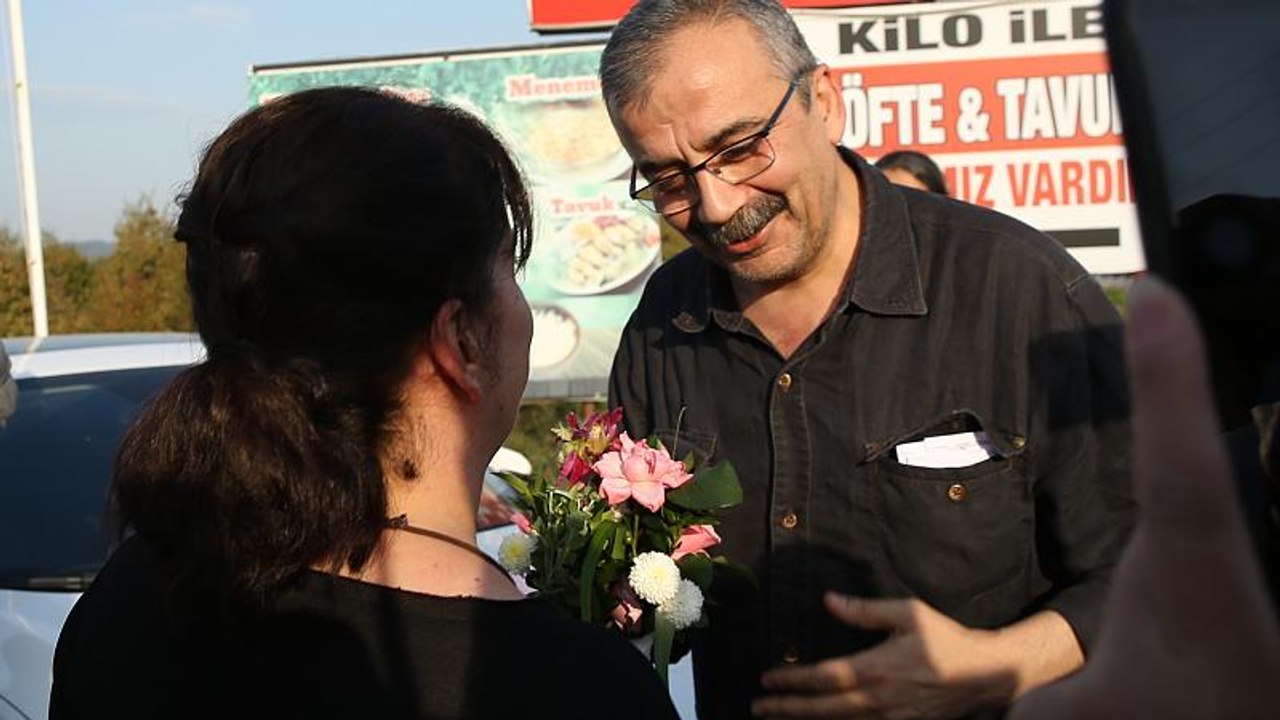 Eski HDP Ankara Milletvekili Sırrı Süreyya Önder 'hak ihlali' kararının ardından tahliye edildi