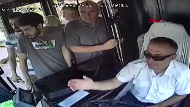 Halk otobüsü şoförü, fenalaşan yolcuyu hastaneye yetiştirdi