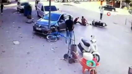 Dikkatsiz sürücü önce motosiklete sonra da aydınlatma direğine çarptı... O anlar kamerada