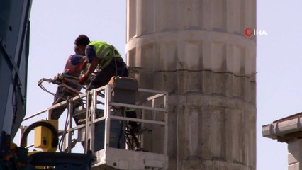 Depremde zarar gören cami minaresinin sökülme işlemi tamamlandı