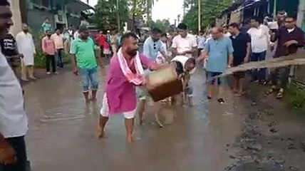 নাজিৰাৰ শোচনীয় বাট পথ! পথৰ পানী সিঁচি প্ৰতিবাদ কৰিলে ৰূপজ্যোতি কুৰ্মী, দেৱব্ৰত শইকীয়াই, চাওক ভিডিঅ’