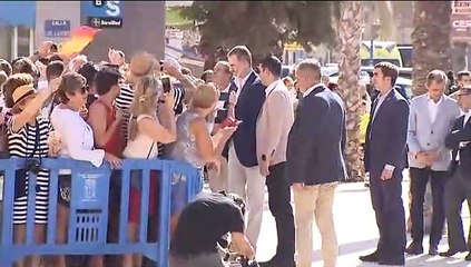 Cariñoso recibimiento de los vecinos de Los Alcázares a los Reyes