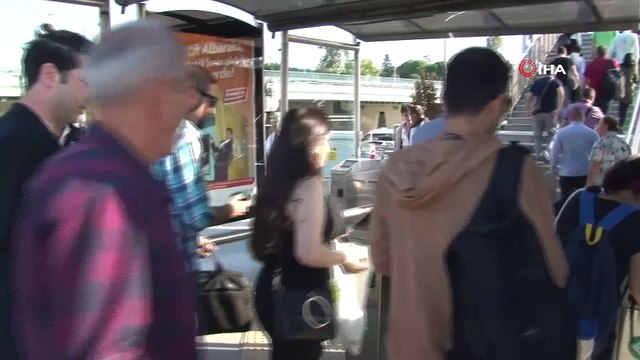 Altunizade Metrobüs Durağındaki Üstgeçit Paralı Oldu, Vatandaşlar Şaşkın