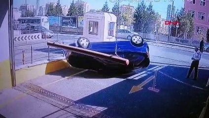 Kadın sürücü otoparka giremeden kaza yaptı