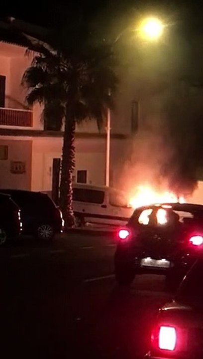 Coche arde en Tamaimo