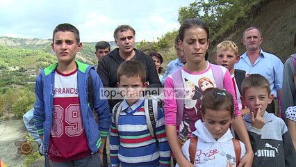 Fëmjët ecin 8 km për të shkuar në shkollë, rruga e pakalueshme nga mjetet