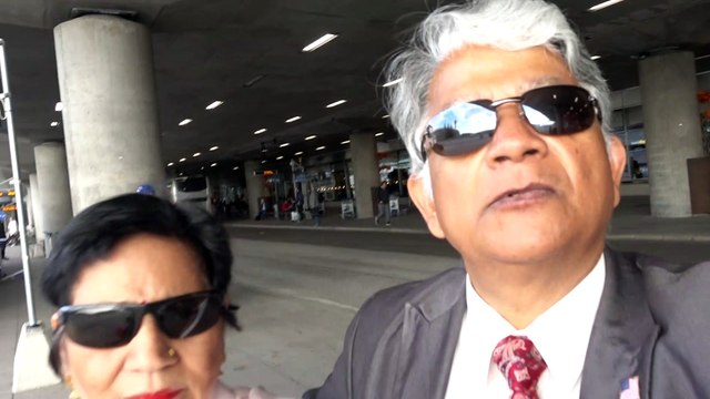 BDMV-169 Aruna & hari Sharm waiting for Flygbus 801 at Arlanda T5 for Uppsala May 21, 2019