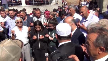 Askeri aracın devrilmesi sonucu şehit olan Jandarma Uzman Çavuş Kadir Seçgin son yolculuğuna...