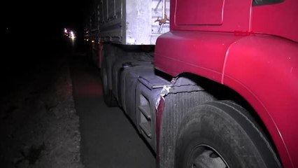 Otomobilini tamir etmeye çalışan sürücüye tır çarptı