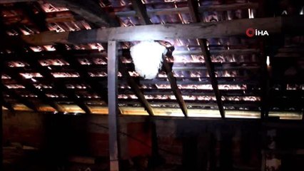 Sinop'ta yaban arılarının evin çatısında yaptığı 43 santimetrelik yuva görenleri şaşırttı