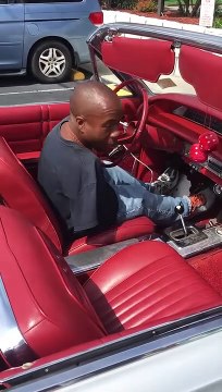 Sans bras il conduit sa voiture juste avec ses pieds et c'est incroyable