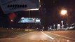 Un automobiliste réussit à éviter un homme qui marche sur l'autoroute en pleine nuit. Bon réflexe