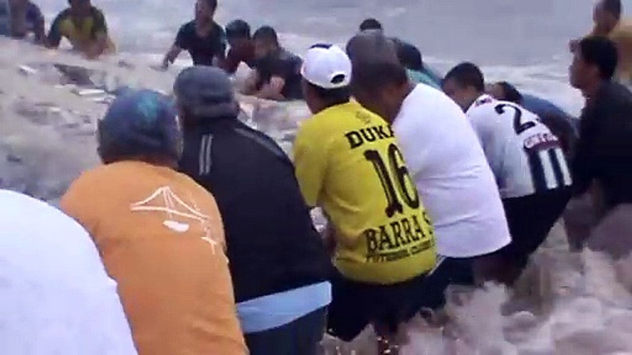 Ils pensent avoir fait une pêche miraculeuse mais se font surprendre par une grosse vague