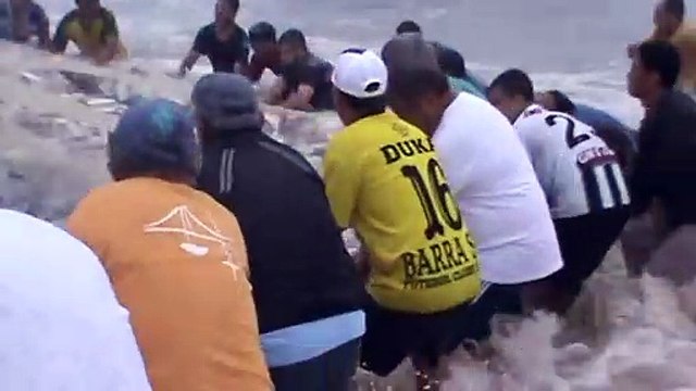 Ils pensent avoir fait une pêche miraculeuse mais se font surprendre par une grosse vague