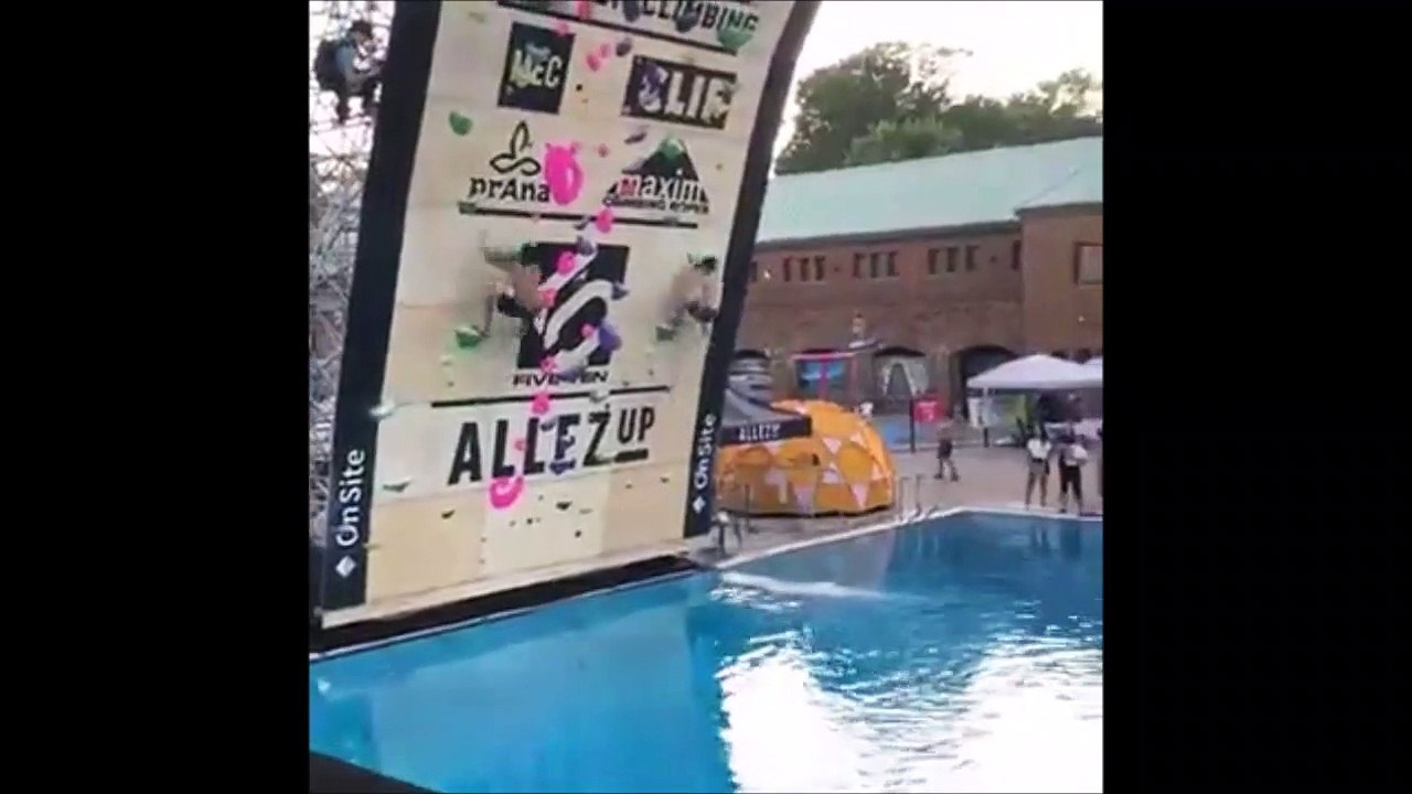 Ces 2 grimpeurs vont escalader un mur vertigineux en quelques secondes