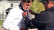Un policier aide un jeune homme faire le nœud de sa cravate... Sympa