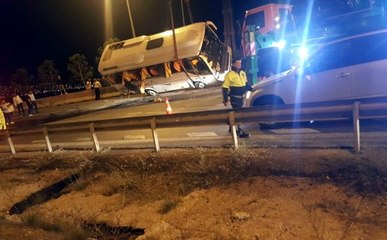 E-5'te servis aracı devrildi: 5 yaralı
