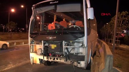 Büyükçekmece'de havalimanı servis aracı devrildi; 5 yaralı