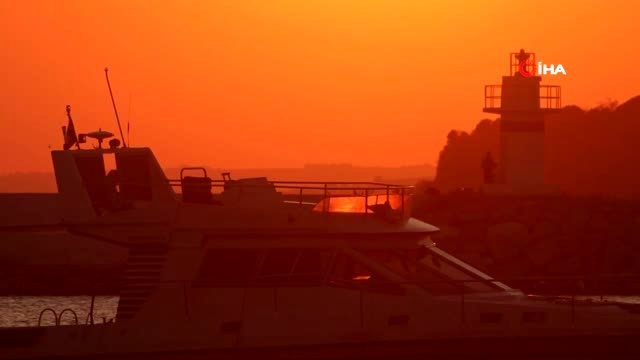 Silivri'de gün batımı izleyenleri kendisine hayran bıraktı