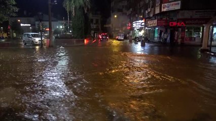 Balıkesir edremit'te şiddetli yağış yollar göle döndü, işyerlerini su bastı