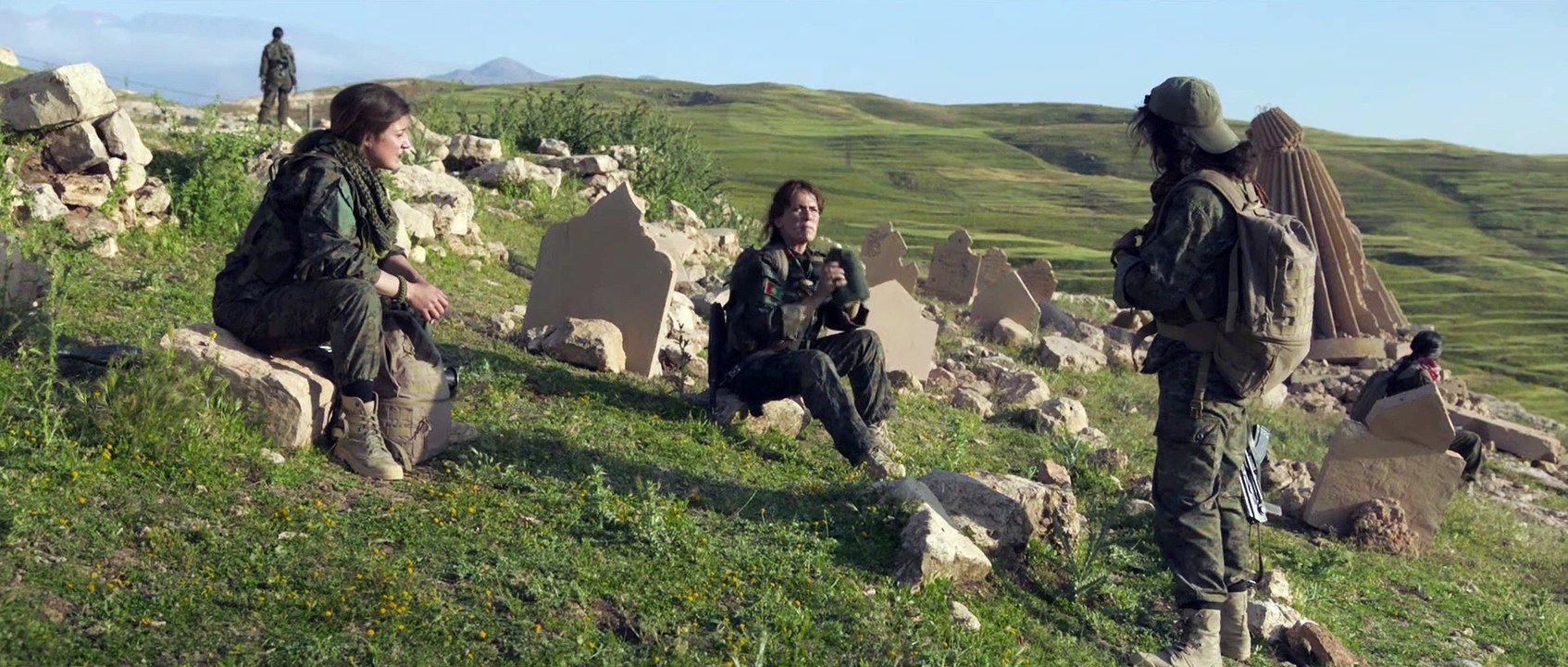 Extrait du film Soeurs d'armes - C'est quoi pour toi faire "musulman"?