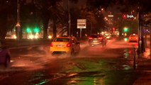 İstanbul'da etkili olan yağmurla birlikte, bazı caddelerde su birikintileri oluştu