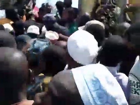 Obsèques d’Elhadj Cellou Daka Diallo : la garde rapprochée de Cellou Dalein débordée