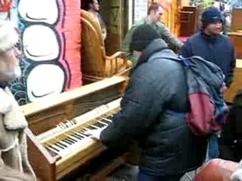 pianiste au Bricklain market