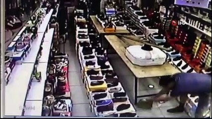 Esenyurt’ta bir ayakkabıcı dükkanı sular altında kaldı