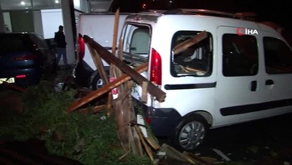 Şiddetli rüzgar sonucu uçan çatı otomobilleri parçaladı